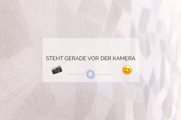 Platzhalter für Mitarbeiterfotos mit der Aufschrift "Steht gerade vor der Kamera"