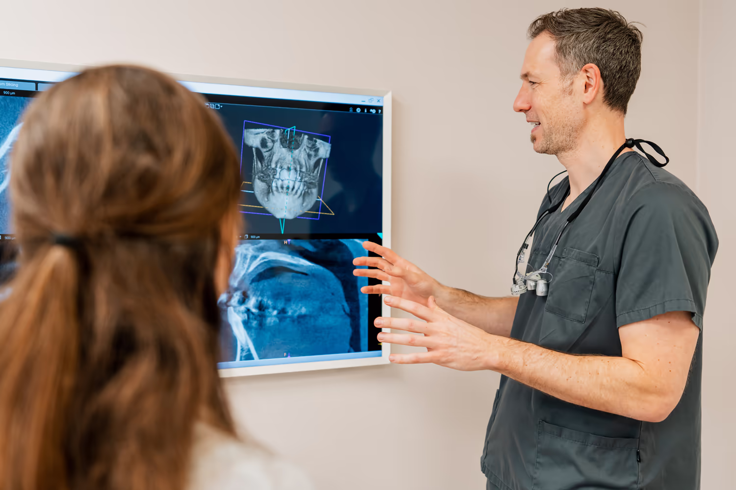 Dr. Phillip Wallowy erklärt einer Patientin das DVT